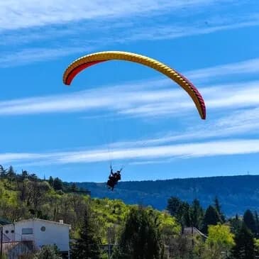 Baptême en parapente au dessus du viaduc de Millau Baptême en parapente au dessus du viaduc de Millau