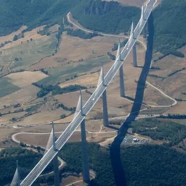 Baptême en parapente au dessus du viaduc de Millau - vue 2