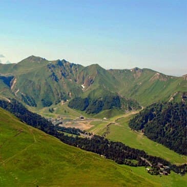 Survol des volcans d'Auvergne en hélicoptère Survol des volcans d'Auvergne en hélicoptère