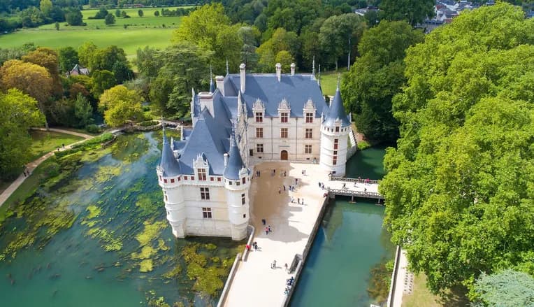 Baptême de l'air en avion autour de la vallée de la Loire et de ses châteaux Baptême de l'air en avion autour de la vallée de la Loire et de ses châteaux