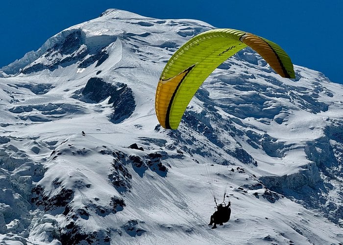 Vol en parapente face au Mont-Blanc - vue 1