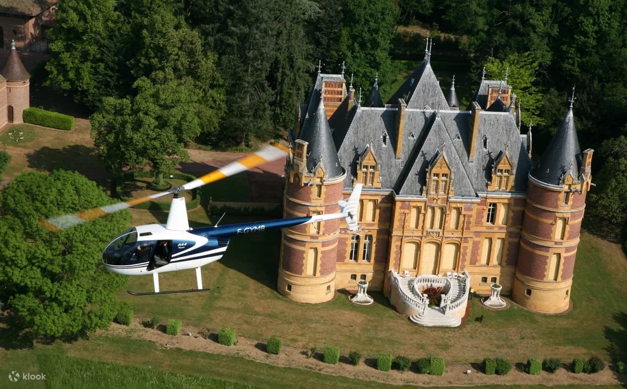 Baptême en hélicoptère aux châteaux du Beaujolais Baptême en hélicoptère aux châteaux du Beaujolais