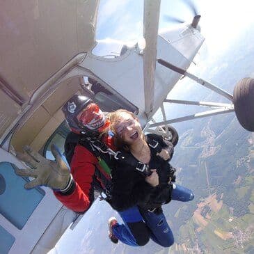 Baptême de chute libre à Reims – Saut en parachute tandem Baptême de chute libre à Reims – Saut en parachute tandem