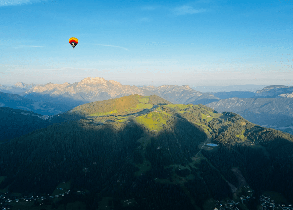 Vol en montgolfière au dessus du massif des Aravis Vol en montgolfière au dessus du massif des Aravis