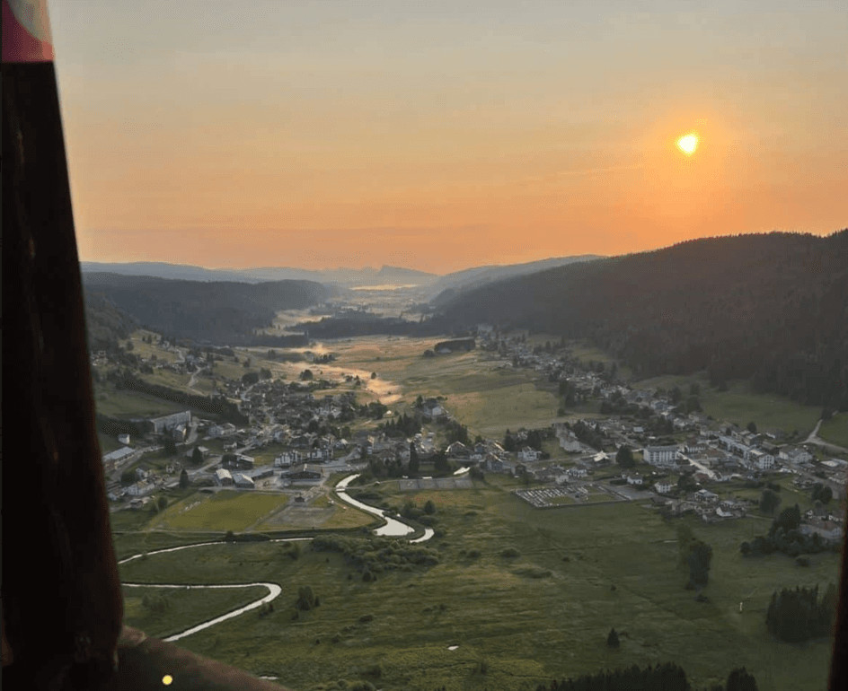 Vol en montgolfière dans le massif du Jura Vol en montgolfière dans le massif du Jura