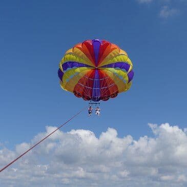 Parachute ascensionnel à la Grande motte près de Montpellier - vue 1
