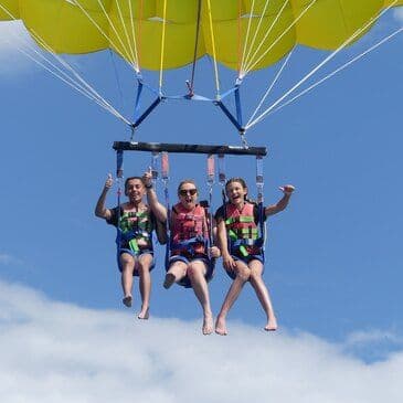 Parachute ascensionnel à la Grande motte près de Montpellier - vue 2