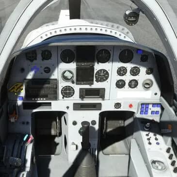 Voltige aérienne en avion militaire en Vendée - La Roche-sur-Yon - vue 2