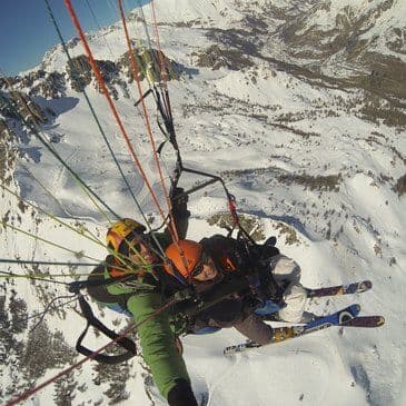 Vol en parapente à skis à Risoul dans les Hautes Alpes Vol en parapente à skis à Risoul dans les Hautes Alpes