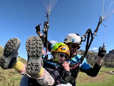 Baptême en parapente à Foix pour les enfants de 4 à 12 ans Baptême en parapente à Foix pour les enfants de 4 à 12 ans